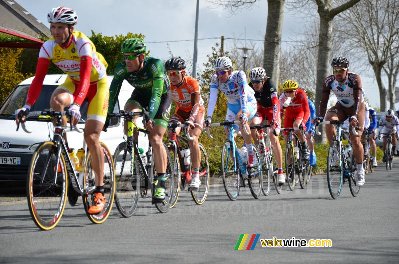 De andere renners van de kopgroep op de Cte de Chalonnes