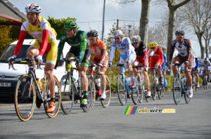 Les autres coureurs du groupe de tête sur la Côte de Chalonnes (384x)