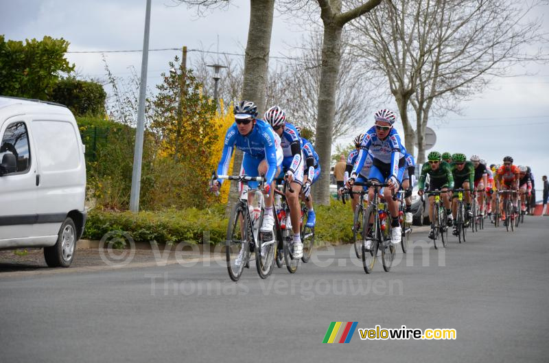 Le peloton sur la Côte de Chalonnes