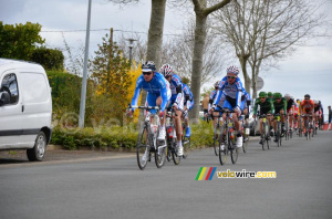 The peloton on the Côte de Chalonnes (753x)