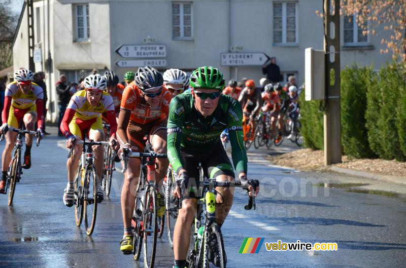 Het peloton bij de eerste doorkomst op de Cte de la Croix Baron