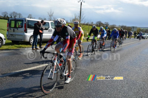 The peloton on the Côte de la Croix Baron (749x)