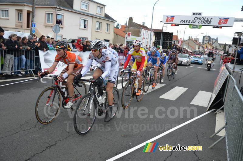 Le groupe de tête au premier passage sur la ligne