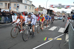 Le groupe de tête au premier passage sur la ligne (495x)