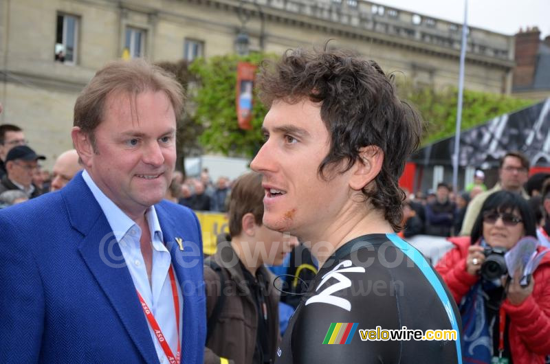 Geraint Thomas (Team Sky) praat met Gary Verity