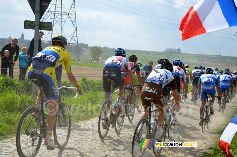 Het peloton op kasseistrook 10 (2)