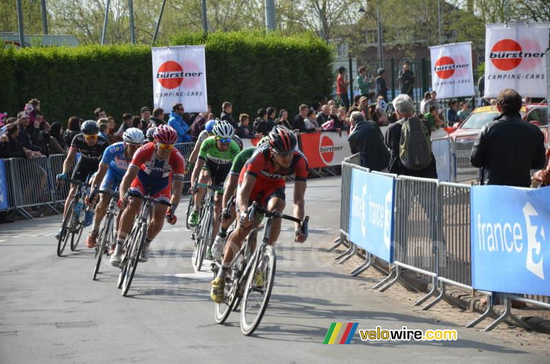 De derde groep rijdt het vélodrome binnen