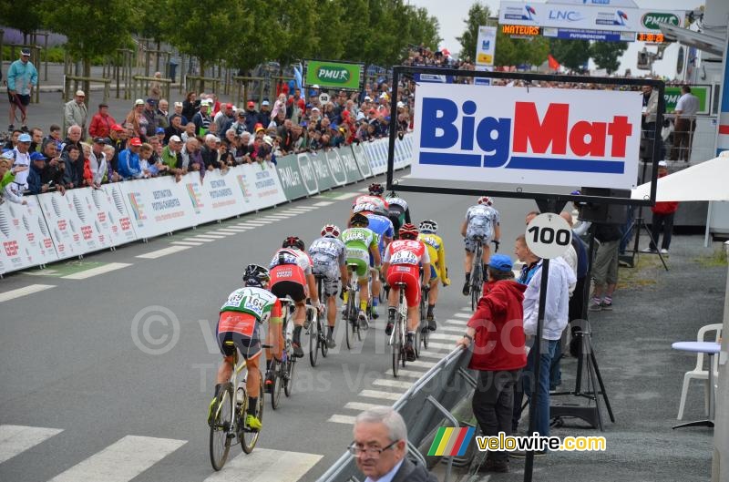 The breakaway at the forelast crossing of the finish line (2)