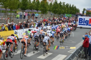 The peloton at the forelast crossing of the finish line (257x)