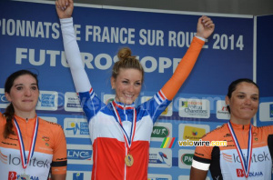 Pauline Ferrand Prevot (Rabo Live) celebre sa victoire (666x)