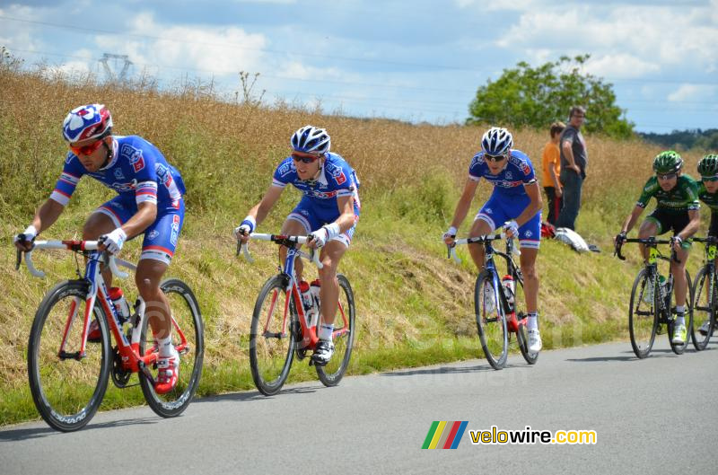 Nacer Bouhanni & Arnaud Demare bien au chaud derriere toute l'equipe FDJ.fr