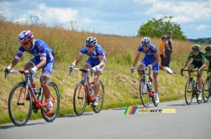 Nacer Bouhanni & Arnaud Demare well protected by the FDJ.fr team (248x)