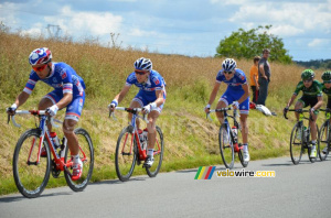 Nacer Bouhanni & Arnaud Demare bien au chaud derriere toute l'equipe FDJ.fr (248x)