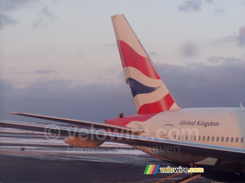 De staart van het British Airways vliegtuig naast ons