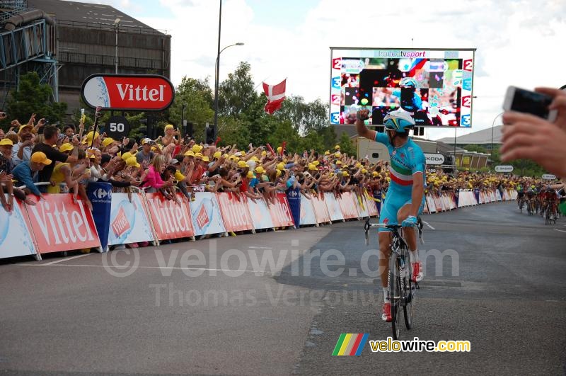 Vincenzo Nibali celebrates his victory