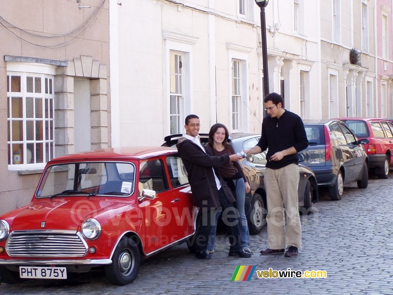 Khalid & Marie onderhandelend met Cédric over een auto ...