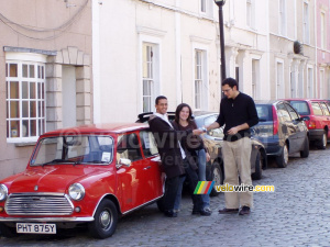Khalid & Marie dealing a car with Cédric (326x)