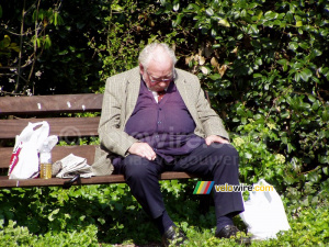 A sleaping man on a bench in a park in Bristol (708x)