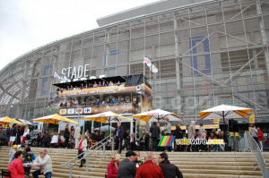 L'arrivee au pied du Stade Pierre Mauroy (501x)