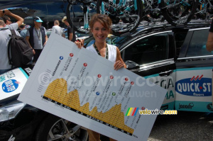 Flavie Rousse avec le profil de l'etape de la veille, en attente de signature (931x)