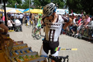 Albert Timmer takes some Powerbar products (483x)