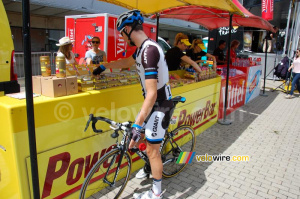 Albert Timmer takes some Powerbar products (2) (485x)