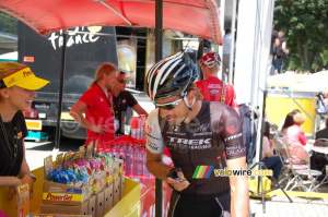 Fabian Cancellara takes some Powerbar products (517x)