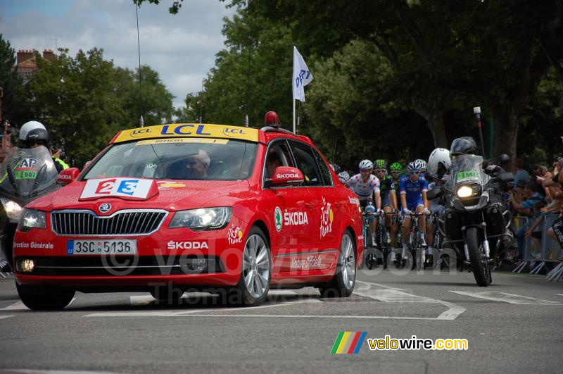 La voiture officielle au depart