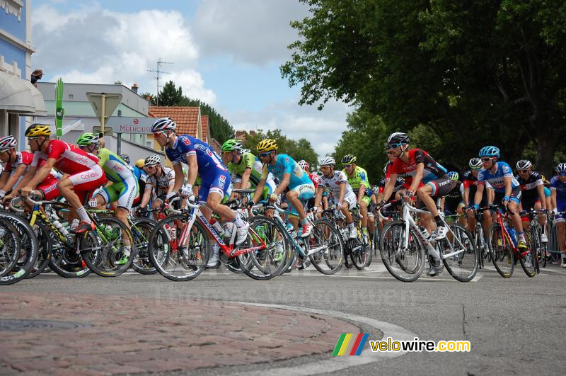 Het peloton gaat van start