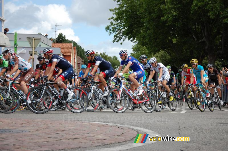 Het peloton gaat van start (2)