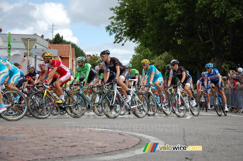 The peloton goes off (3)