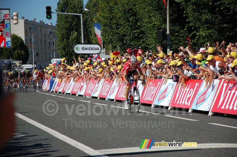 Le peloton forme une vraie menace derriere Tony Gallopin