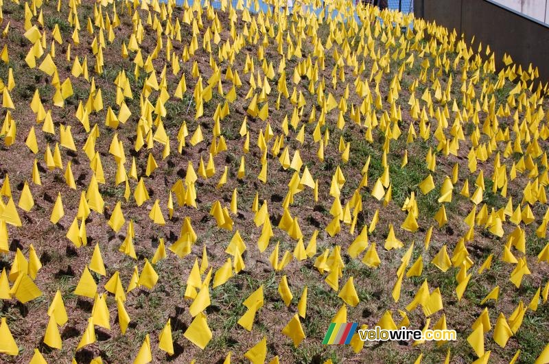 Een veld vol gele vlaggetjes in Saint-Etienne