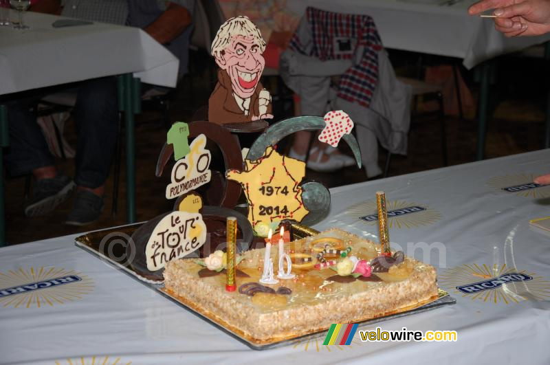 The cake for Daniel Mangeas celebrating 40 years on the Tour