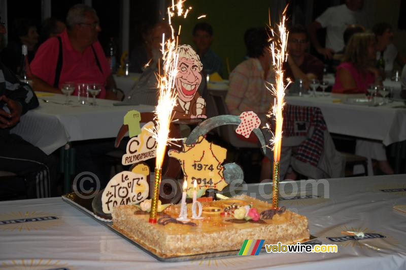 The cake for Daniel Mangeas celebrating 40 years on the Tour (2)