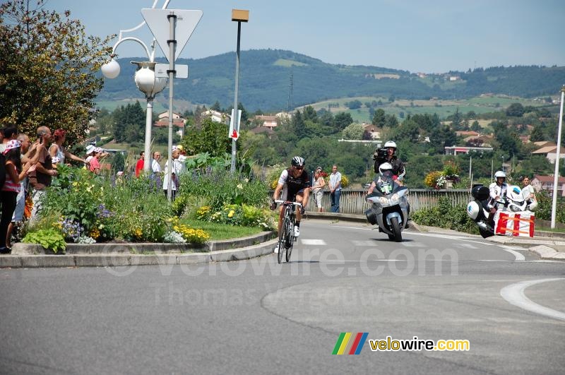 Only Jens Voigt takes the roundabout on the right