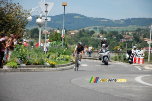 Jens Voigt est le seul a prendre le rond-point par la droite (476x)