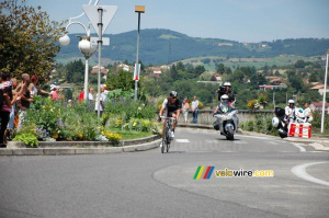 Jens Voigt est le seul a prendre le rond-point par la droite (370x)