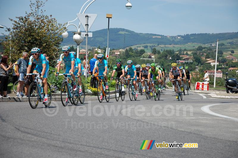 Het peloton komt door La Grand Croix