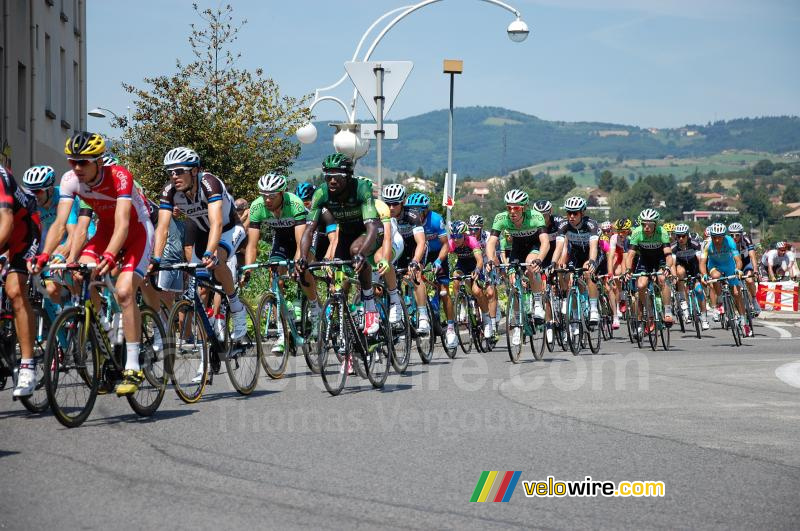 Le peloton traverse La Grand Croix (3)