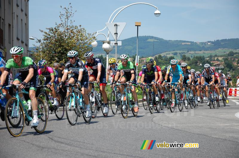 The peloton crosses La Grand Croix (4)