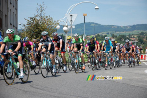 The peloton crosses La Grand Croix (4) (394x)