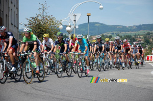 Romain Bardet au chaud dans le peloton (387x)