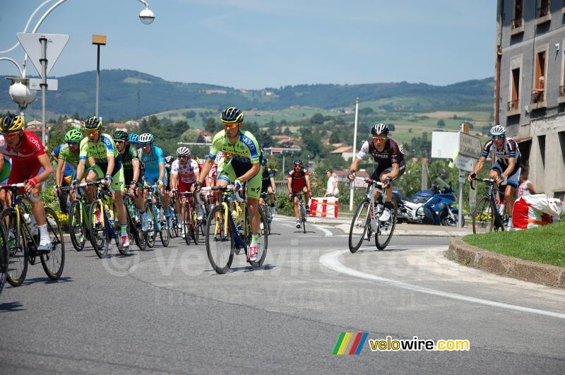 Quelques coureurs changent de cote sur le rond point