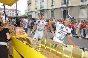 Arnaud Gerard & Anthony Delaplace (Bretagne-Seche) at the Powerbar stand (418x)