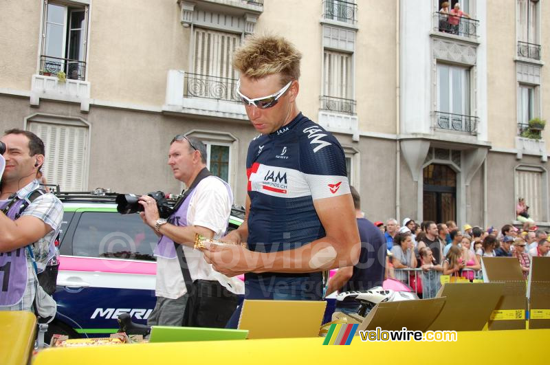 Roger Kluge (IAM) bij de Powerbar stand