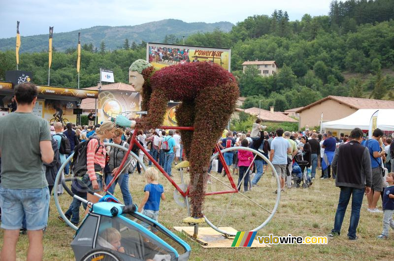 Een wielrenner van bloemen in Tallard