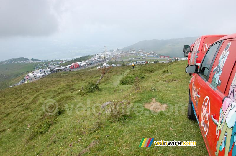 Ma voiture au-dessus de la zone d'arrivee sur Hautacam