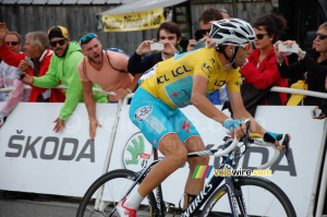 Vincenzo Nibali (Astana) winner on Hautacam (2) (573x)