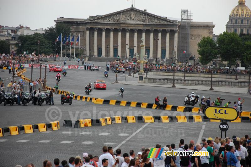 Richie Porte (Team Sky) passe en solitaire devant l'Assemblee Nationale